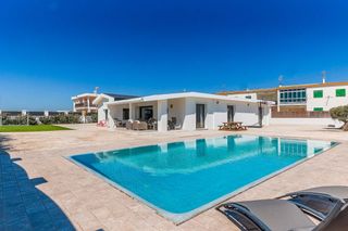Chalet in Calle calle gallareta 7. Exclusivo chalet en primera línea de playa, situado en la canale