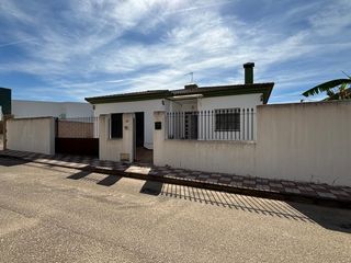 Chalet  Calle miguel hernandez. Chalet independiente con piscina y comodidades en villamanrique