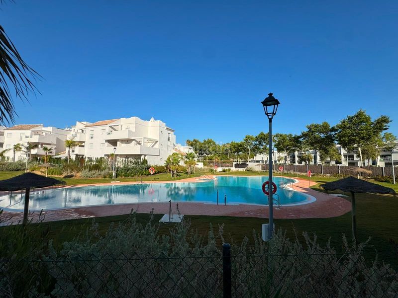 Foto 1eab3ce2-2bb6-4276-b952-2f8475bbf4ec. Pis amb calefacció aparcament piscina a Las Tres Piedras - Costa Ballena Chipiona