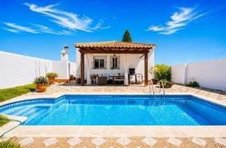 Chalet en Los Gallos. Chalet urbano con piscina privada a 3 km de la playa de la barro