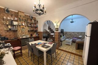 Maison à San José-San Bernardo. Vivienda con gran potencial, terraza y vestidor impresionante en