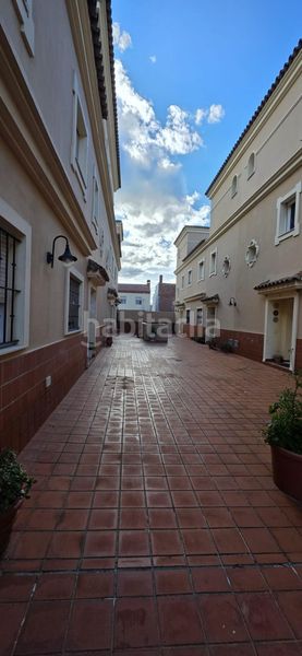 Foto bfb76a8a-5935-4451-8a5f-f99529a15370. Casa adossada amb aparcament a El Rinconcillo Algeciras