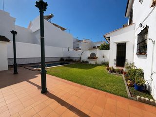 Casa a schiera in Santa Bárbara-Ciudad Deportiva. Exclusiva vivienda con piscina privada, gran garaje y 4 dormitor