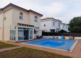 Chalet in Los Gallos. Fantástico chalet con piscina