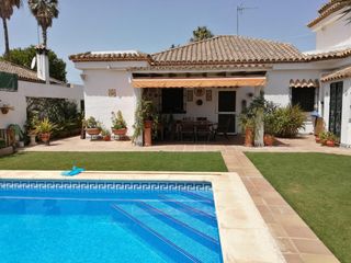 Chalet en Núcleo urbano. Gran chalet hipotecable zona almendral 6 hab 2 baño piscina y ga