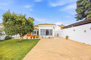 Chalet en Los Gallos. Extraordinario chalet urbano en chiclana de la frontera