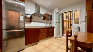 Appartamento  Calle venencia la. Amplio piso en planta baja junto al centro de chiclana  4 dormit