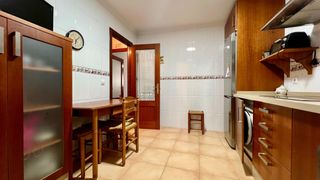 Pis  Calle venencia la. Amplio piso en planta baja junto al centro de chiclana  4 dormit