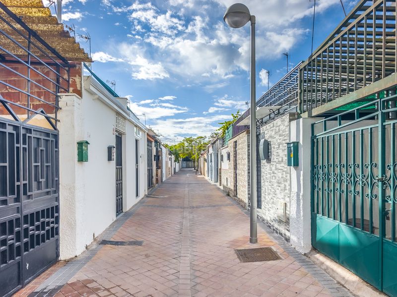 Foto a18b38f7-37d7-4a6a-b8cb-5d6e8e7595aa. Casa aparellada a Entrevías Madrid