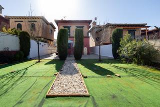 Xalet a Jun. Chalet independiente de 4 dormitorios en nuevo jun. seminuevo