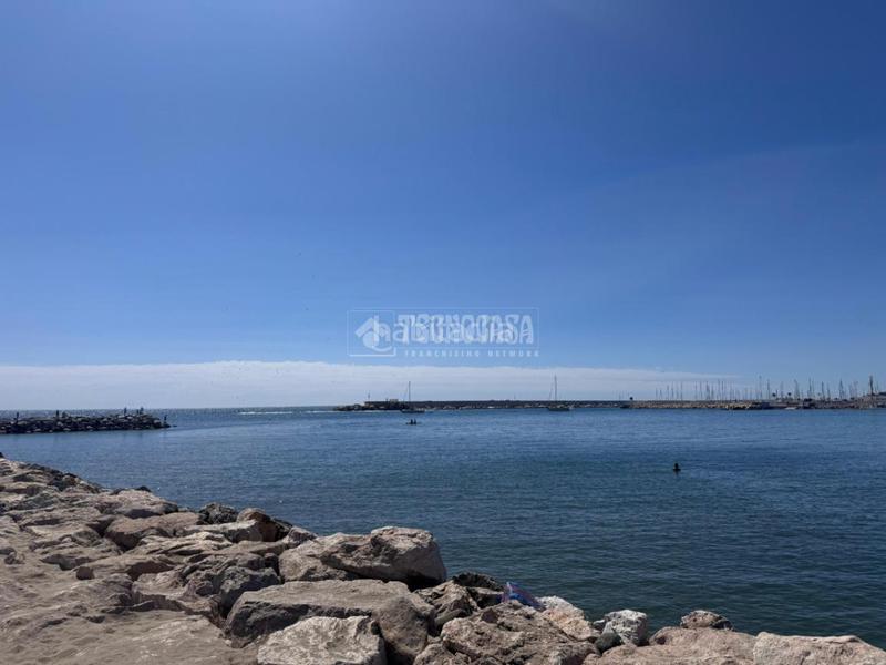 Foto c868da17-6e44-46a5-b376-ed09bea00162. Piso  en venta en Puerto Deportivo Fuengirola