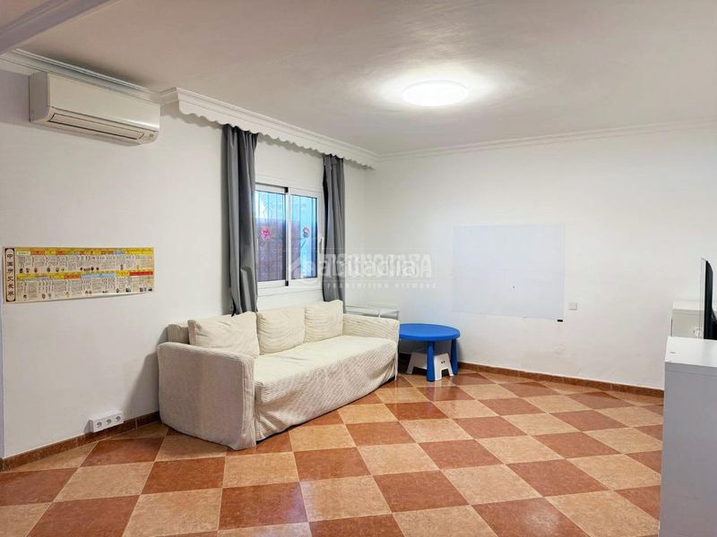 Foto 4a395fd6-5b02-43ba-9c5c-864ca5a77a73. Casa aparellada amb aparcament a Centro ciudad Fuengirola