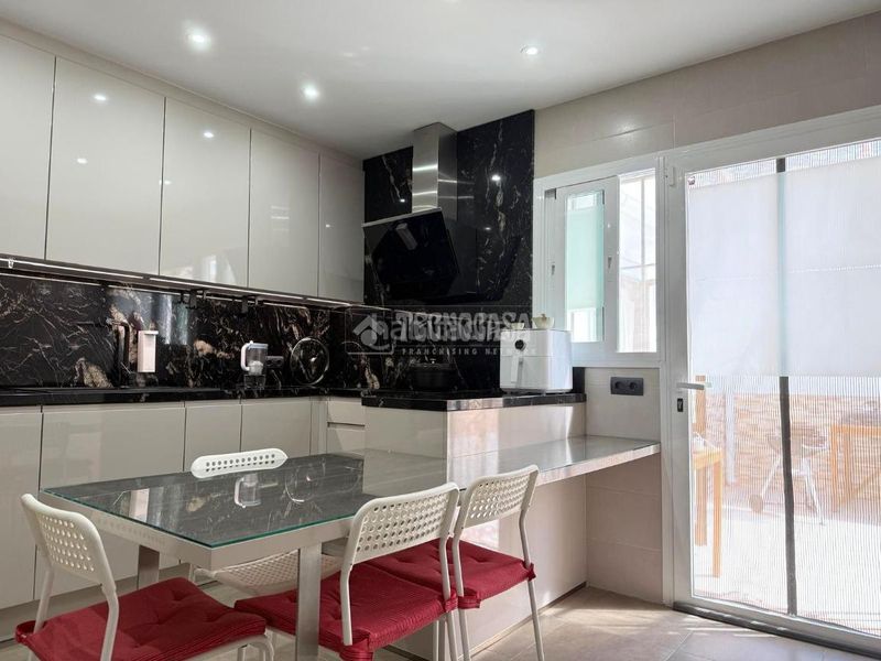 Foto 53cdc99d-7736-49b0-ace8-149af049d5b8. Casa aparellada amb aparcament a Centro ciudad Fuengirola