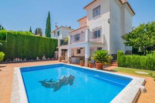 Xalet en Calle cosmos 17. Bonito cahlet independiente con piscina