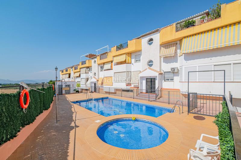 Foto 2ef45f6e-e415-4a6e-9e17-0022de3d6846. Piso en calle camino de los ogijares 1 piso en urbanización privada con piscina terraza y vistas despejadas en Zubia (La)
