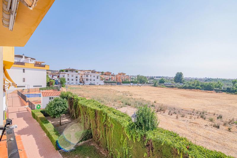 Foto 66e176de-4a03-4f0e-80f6-561009b6ef23. Piso en calle camino de los ogijares 1 piso en urbanización privada con piscina terraza y vistas despejadas en Zubia (La)