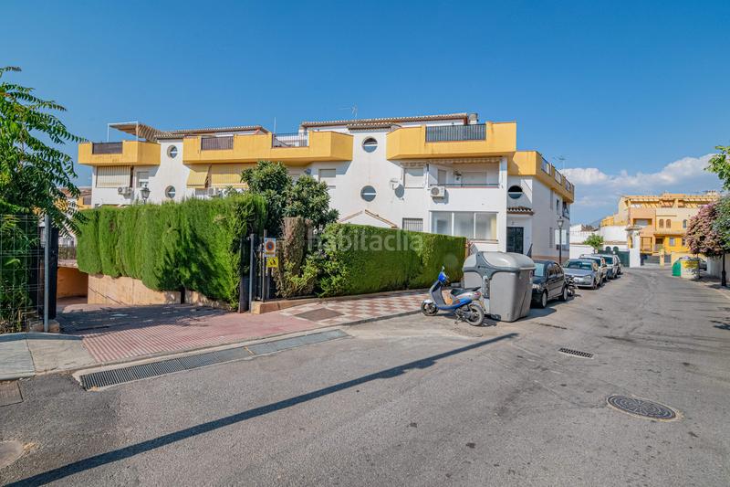 Foto 7a6ab34c-7d80-42e1-b9ae-ddde59e03707. Piso en calle camino de los ogijares 1 piso en urbanización privada con piscina terraza y vistas despejadas en Zubia (La)