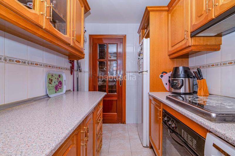 Foto e7405e1a-6a6e-4c27-aac1-60f83e4c5108. Piso en calle camino de los ogijares 1 piso en urbanización privada con piscina terraza y vistas despejadas en Zubia (La)