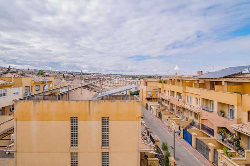 Foto 2c4ae186-d08e-4668-8e23-07dd2e7b3a5d. Casa adosada bonita adosada en esquina en la zubia en Zubia (La)