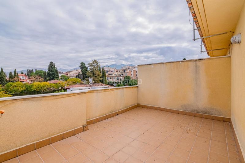 Foto 6c209d9c-229f-44d8-a8e9-9352cf49355b. Casa adosada bonita adosada en esquina en la zubia en Zubia (La)