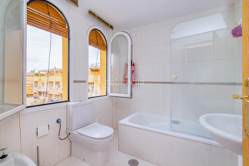 Foto 9c06887d-a650-4c94-8a65-9696e623f1c3. Casa adosada bonita adosada en esquina en la zubia en Zubia (La)