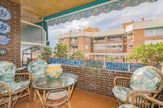 Etagenwohnung en Cervantes. Gran piso en granada centro