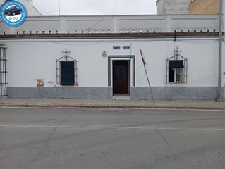 Maison en Monteolivete-Camino Sevilla. Casa independiente para reformar en el casco histrico con mucha