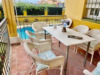 Casa aparellada a V Centenario-Piletas-Capuchinos. Vivienda pareada con piscina en una zona inmejorable.