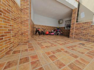 Casa adossada a Ctra Jerez-Ctra del Puerto. Estupendo adosado en zona atalaya