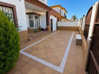 Semi detached house in Las Palmeras-Dehesilla. Espectacular unifamiliar en las palmeras de 4 dormitorios  y 2 a