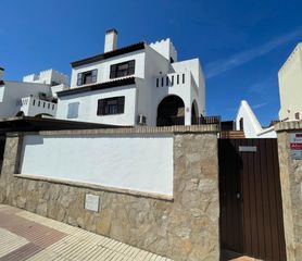 Casa adossada a Bonanza-Avda de Huelva-Barrio Andalucia. Espectacular pareado con amplios dormitorios , grandes patios y