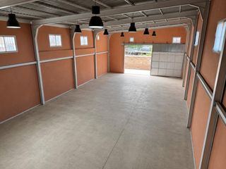 Nau industrial a Ctra Jerez-Ctra del Puerto. Nave industrial muy amplia de dos plantas y con múltiples posibi