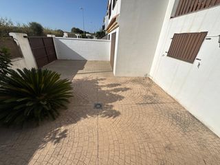 Chalet à Monteolivete-Camino Sevilla. Tu próximo hogar te está esperando!! pareado con grandes patios,