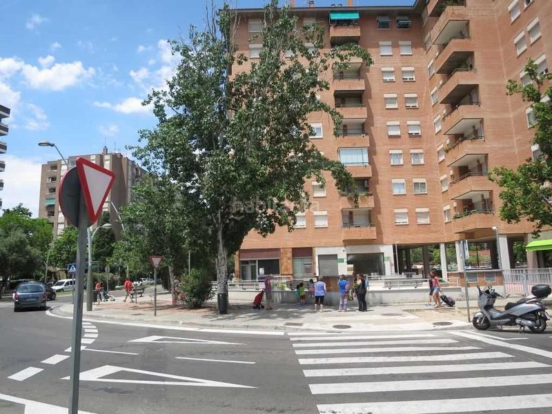 Foto f9777060-bddd-4121-b74c-996eefc3fa71. Location local commercial dans La Almozara Zaragoza