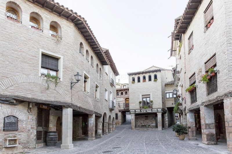 Foto c86f4d08-d445-424e-bffe-cfb45b175cb2. Casa amb aparcament a Alquézar