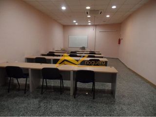 Lloguer Local Comercial  Canovas del castillo. Local com. en alquiler en casco antiguo, 4 despachos.