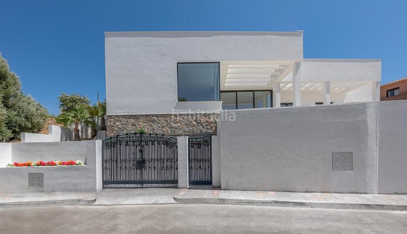 Foto 3b82bc98-a983-4fde-b171-0e1b4253a14f. Casa amb calefacció aparcament piscina a Las Flores Mijas