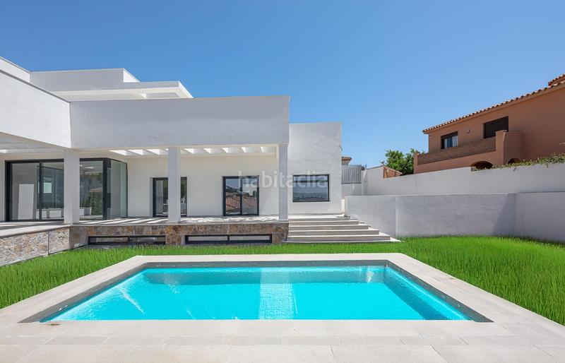 Foto 6ac25ba1-52e0-423d-b7a2-0853953c6b15. Casa amb calefacció aparcament piscina a Las Flores Mijas
