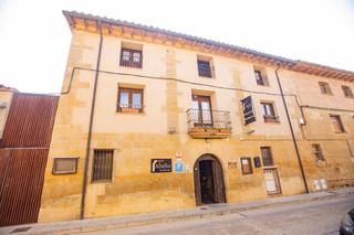 Edifici  Calle alta. Casa rural con rentabilidad activa del 5  inversión segura en zo