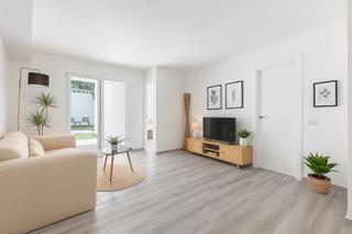 Planta baixa  Calle biznaga. Bajo reformado con terraza y patio privado en las lagunas  calle