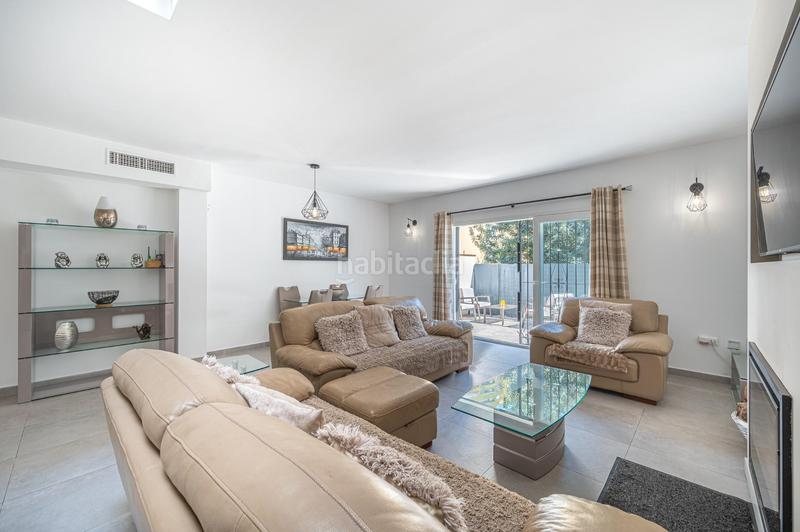 Foto b9ee09db-50c8-4eed-8c81-2ff40f1f7cd9. Casa adossada a avenida acapulco 8 a Los Boliches Fuengirola