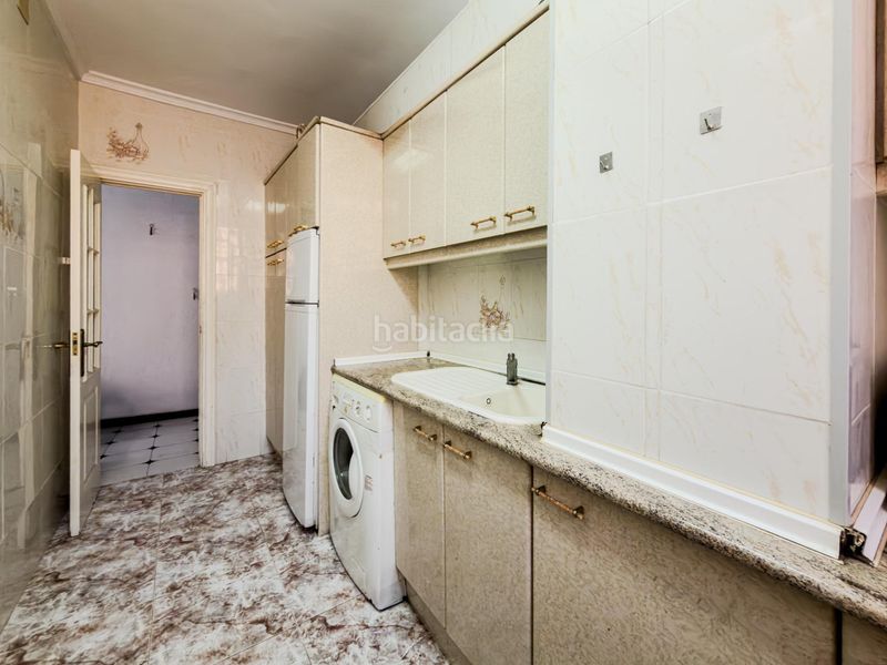 Foto 6a2940c7-0b31-49eb-8261-f113c80ad1a8. Apartamento en calle de la estación 6 amplio apartamento semireformado en el corazón por 390,000 en Fuengirola
