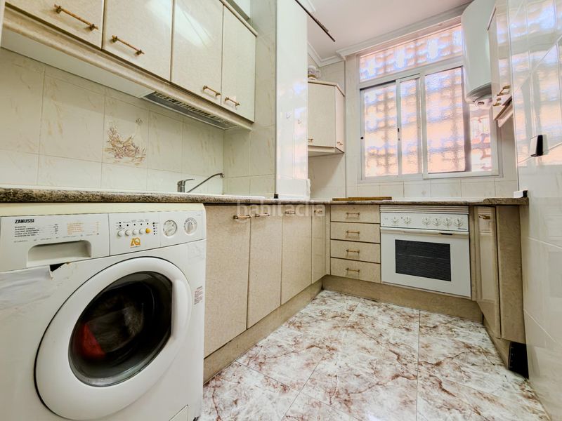 Foto c35ac3e6-4523-434d-83f6-18e8d9ea3319. Apartamento en calle de la estación 6 amplio apartamento semireformado en el corazón por 390,000 en Fuengirola