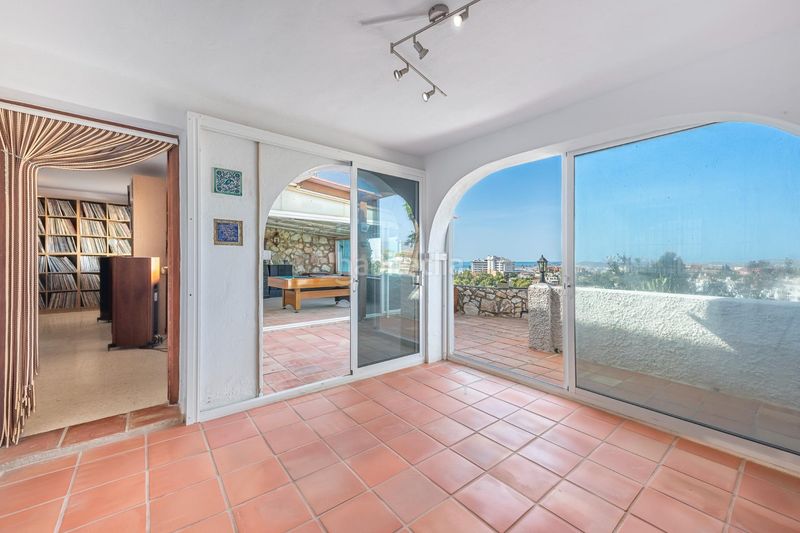 Foto 15e2d84a-291f-4f0a-90e3-238b60a8be3e. Chalet villa con gran parcela y potencial de desarrollo en Fuengirola
