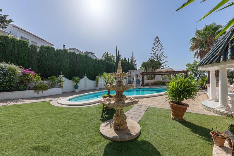 Foto 9a91e195-ea97-4869-8af7-9eb0100337dd. Chalet villa con gran parcela y potencial de desarrollo en Fuengirola