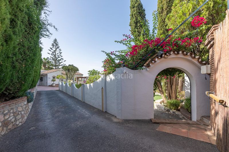 Foto d2d475bf-2591-43b2-9dc1-d3d9d67aa3e2. Chalet villa con gran parcela y potencial de desarrollo en Fuengirola