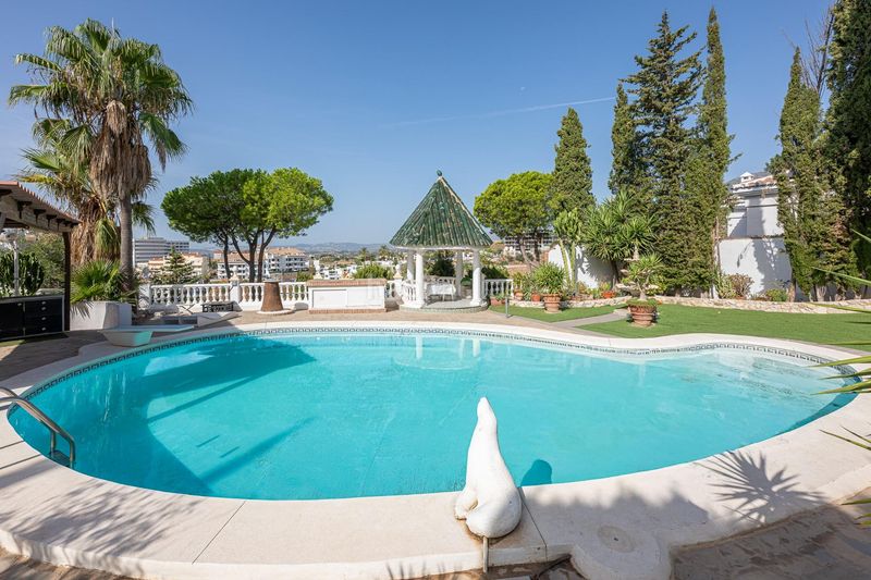 Foto e4e758e3-d7d4-42a3-99d6-8c97d045c383. Chalet villa con gran parcela y potencial de desarrollo en Fuengirola