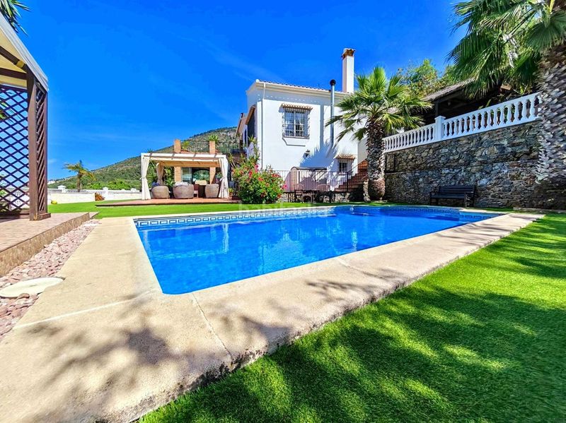 Foto ce059633-46df-48c8-bed3-42f5330e337b. Xalet amb xemeneia aparcament piscina a Jardines de Alhaurín-Huerta Alta-Fuensanguínea Alhaurín de la Torre