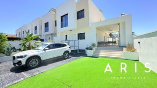 Maison jumelée à Pinos de Alhaurín. Oportunidad de chalet pareado con piscina