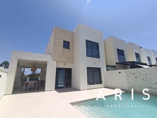 Casa bifamiliare in Pinos de Alhaurín. Oportunidad de chalet pareado con piscina